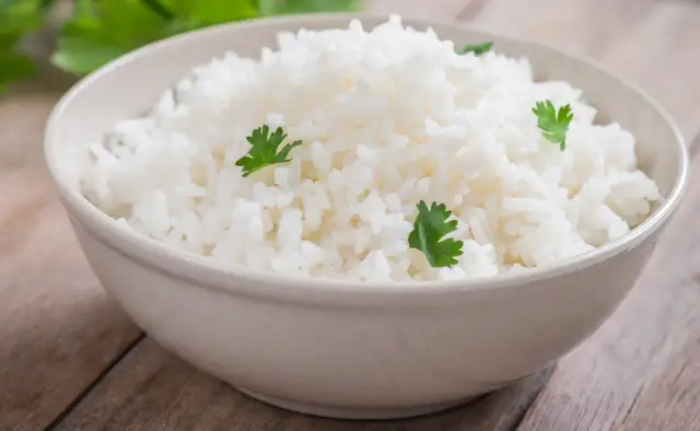 Płukanie ryżu po ugotowaniu: Kiedy tak, a kiedy nigdy?
