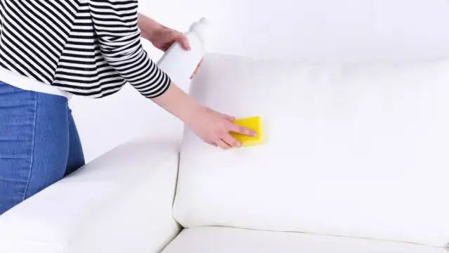 Skuteczne sposoby na czyszczenie białej skóry na kanapie bez ryzyka uszkodzeń