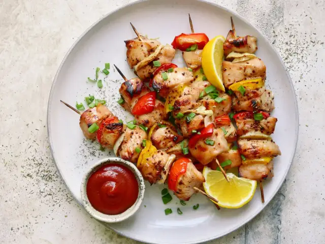 Jak upiec szaszłyki drobiowe w piekarniku - prosty przepis na smaczne danie