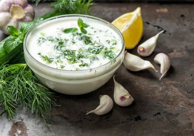 Co zamiast majonezu do sałatki? Zdrowe i smaczne alternatywy