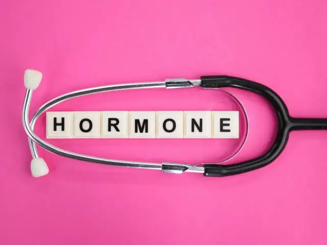 Stetoskop nad literami HORMONE. Dowiedz się, jak zbadać poziom progesteronu.