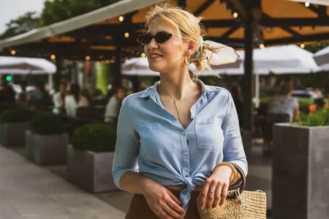 Jak zawiązać supel na bluzce, aby wyglądać stylowo i łatwo