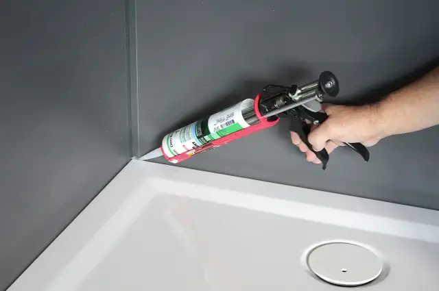 Silikon do kabiny prysznicowej - neutralny czy kwaśny? Fachowiec radzi