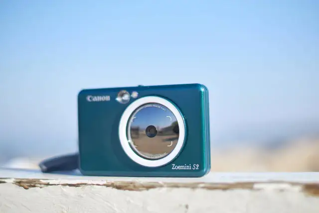 Elegancki, turkusowy Canon Zoemini S2 – dobry mały aparat fotograficzny, który drukuje zdjęcia od razu.