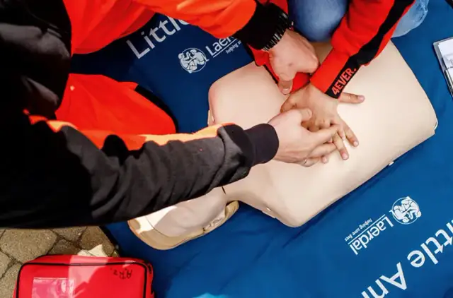 Jak postępować przy zawale - kluczowe kroki, które mogą uratować życie