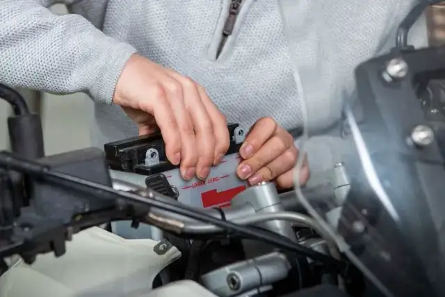 Podłączanie akumulatora w motocyklu: Krok po kroku i bez błędów!