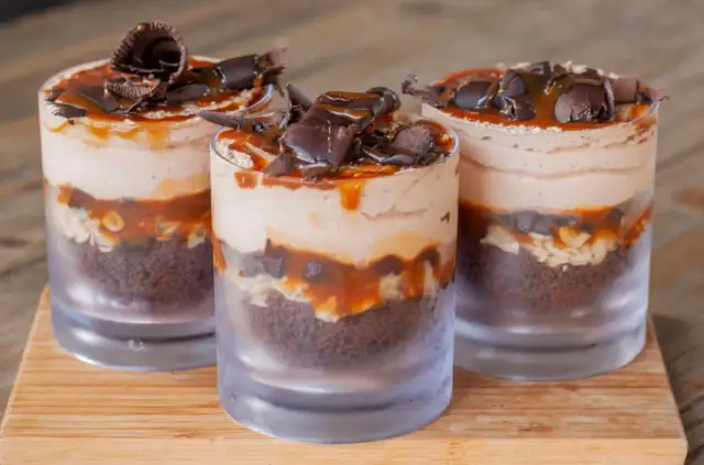 Jak uratować czerstwe ciasto? Bajaderka w pucharku zero waste!