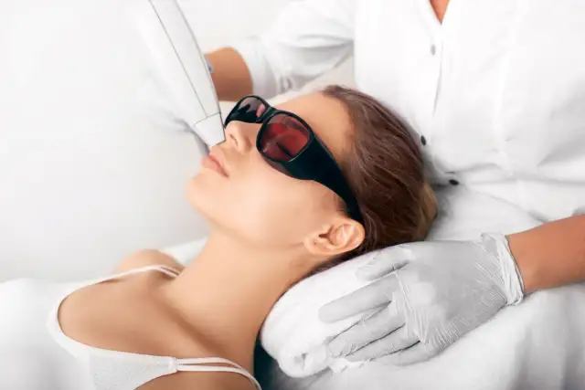 Depilacja laserowa: Czy boli? Poznaj prawdę i ciesz się gładką skórą.