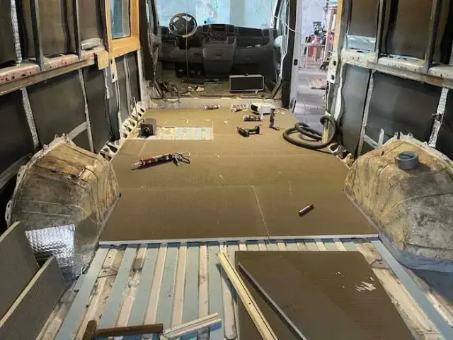 Jak zrobić meble do przyczepy kempingowej - proste i funkcjonalne rozwiązania