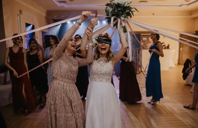 Kto jedzie pierwszy do ślubu? Zaskakujące tradycje weselne, które musisz znać