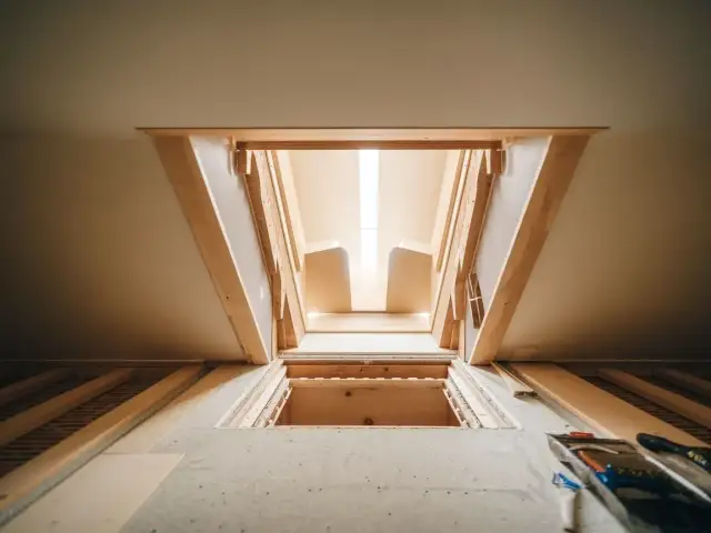 Skuteczne uszczelnienie włazu na strych - proste kroki i materiały