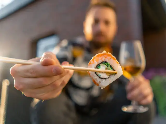 Jedz sushi jak pro: Pałeczki, sos, etykieta. Bez stresu i faux pas!