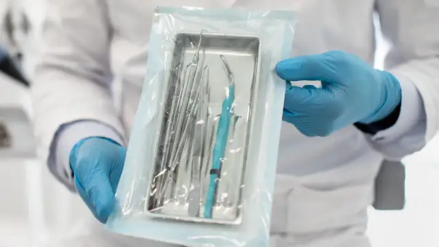 Ile zarabia technik sterylizacji medycznej? Sprawdź widełki!