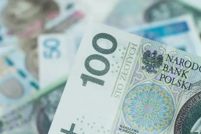Zbliżenie na polskie banknoty 100 zł i 50 zł.