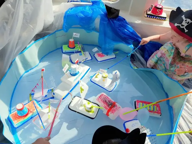 101 eksperymentów z wodą? Bezpieczne zabawy dla dzieci w domu!