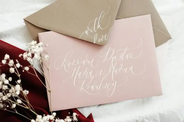 Jak podpisać kopertę z zaproszeniem na ślub, by uniknąć faux pas?