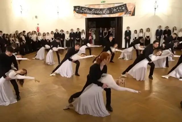 Uczniowie w strojach wieczorowych tańczą poloneza na studniówce. To piękny początek ich maturalnej historii.