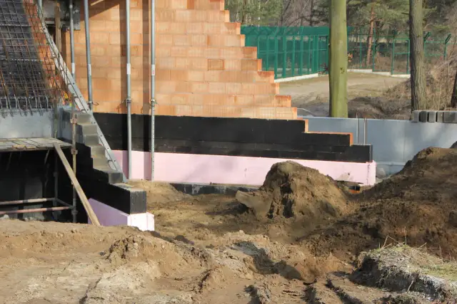 Fundamenty bez wilgoci: Jak wybrać izolację do Twoich warunków?