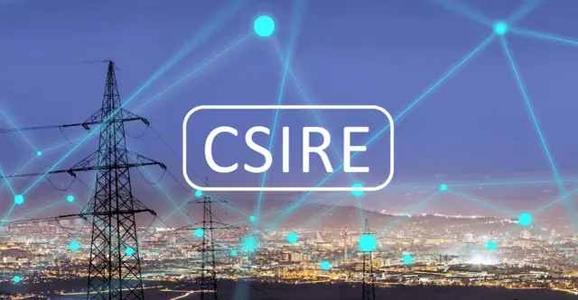Sieć energetyczna miasta nocą, z liniami przesyłowymi i neonowym napisem "CSIRE".