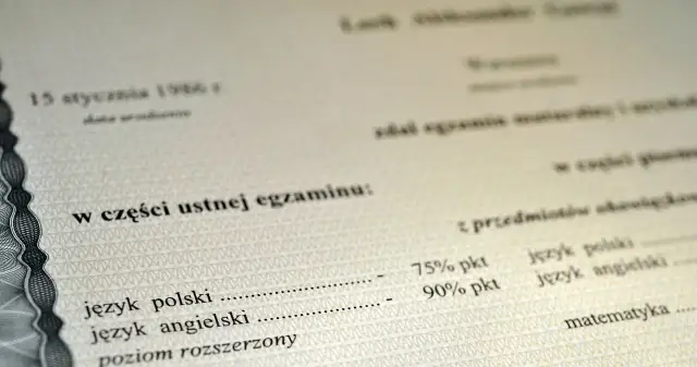 W jakim wieku pisze się maturę? Odkryj ważne różnice w szkołach