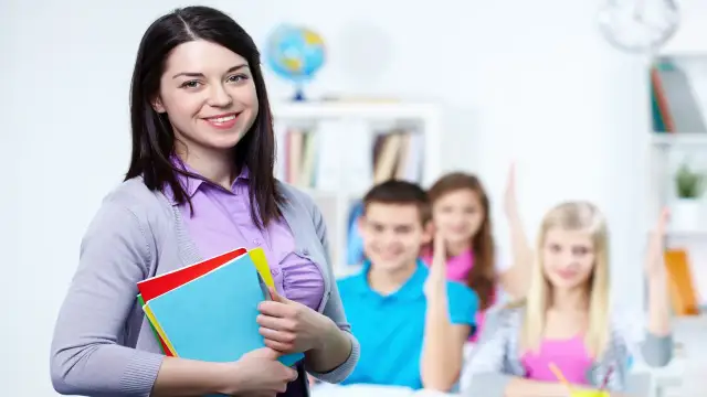 Nauczyciel nauczania początkowego czy edukacji wczesnoszkolnej - kluczowe różnice i ich znaczenie