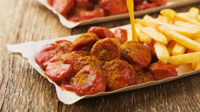 Pyszna kiełbasa curry w 30 minut - łatwy przepis na currywurst