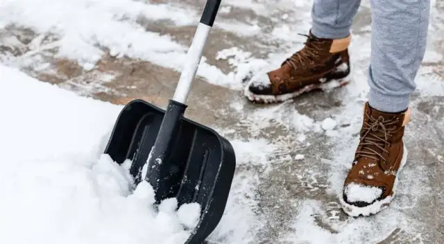 Kto odpowiada za odśnieżanie chodników? Obowiązki właścicieli i gmin