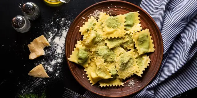 Co to jest tortellini? Poznaj sekrety włoskich pierożków i ich smak