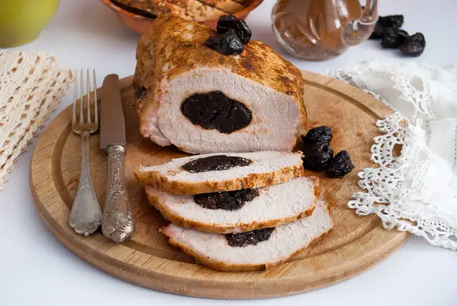 Schab nadziewany śliwką: soczysty przepis bez suchości!