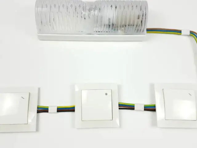 Schemat instalacji elektrycznej: jak podłączyć łącznik krzyżowy. Widoczne trzy łączniki i lampa.