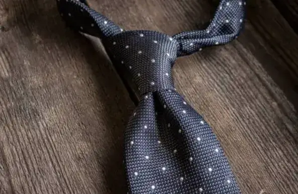 Jaki krawat na ślub? Wybierz idealny i olśnij gości weselnych