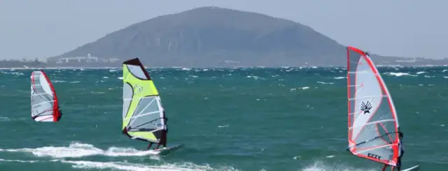Windsurfing w Wielkiej Brytanii: Przewodnik po spotach i poradnik dla Polaków