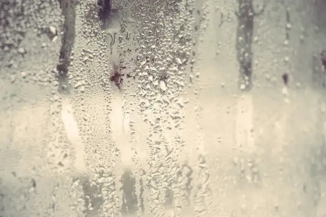 Dlaczego leje się woda z okien? Odkryj przyczyny i rozwiązania