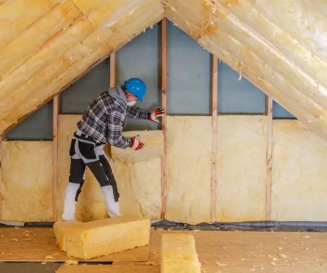 Wełna mineralna w domu drewnianym: Jak ocieplić i ile to kosztuje?