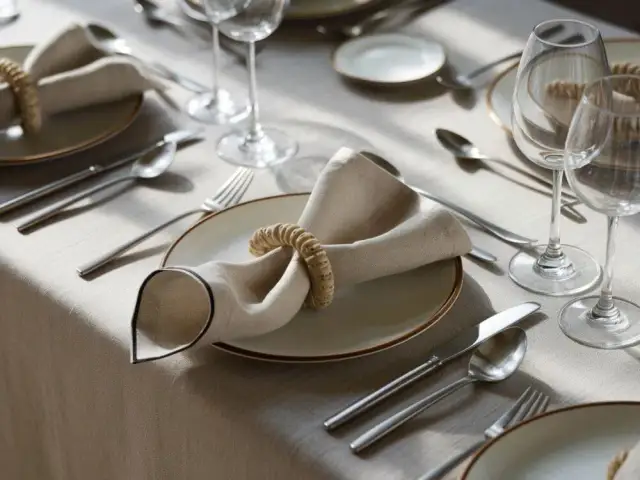 Jak pięknie składać serwetki na stół – proste sposoby na elegancką dekorację
