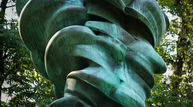 Rzeźba przestrzenna: zrozumienie jej znaczenia i interakcji z przestrzenią