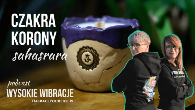 Ceramiczna świeca z symbolem Om i dwie kobiety w bluzach z kapturem.