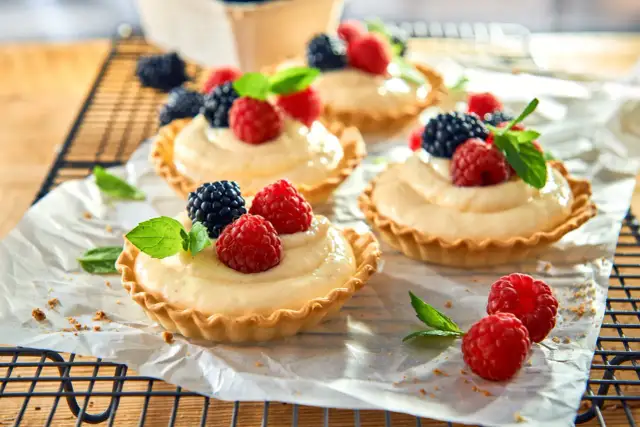 Jak zrobić babeczki z budyniem – prosty przepis na pyszny deser