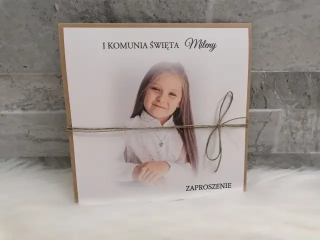 Komunia: Jak dziecko zaprosi gości? Pewność i etykieta.