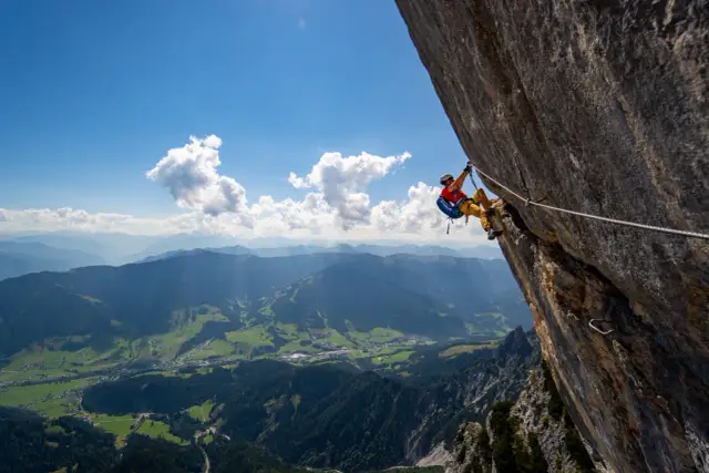 Via ferrata: czym jest, jak zacząć i sprzęt. Poradnik
