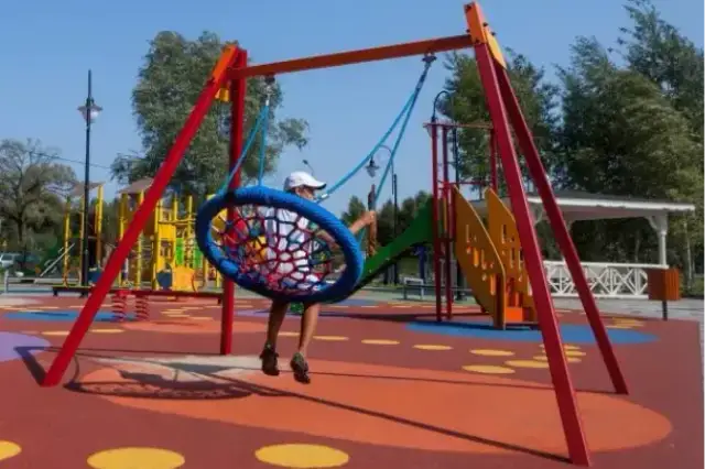Od kiedy plac zabaw? Historia, która zaskoczy każdego rodzica