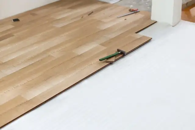 Jak prawidłowo układać panele względem okna - praktyczne porady