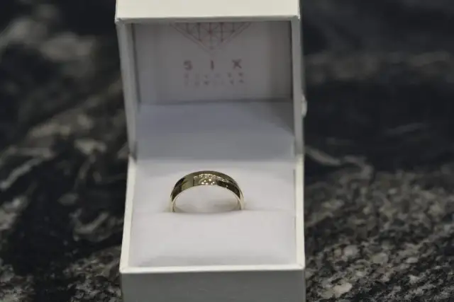 Czy można przymierzać obrączki przed ślubem? Przesądy i fakty