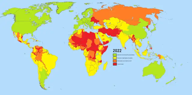 Mapa świata z 2022 roku pokazująca poziom bezpieczeństwa w różnych krajach za pomocą kolorów.