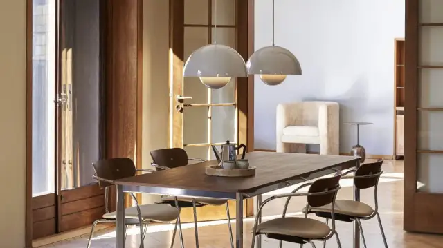 Jak wybrać żyrandol do salonu? Styl, rozmiar, światło i trendy 2026.