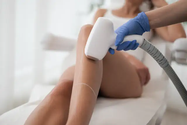 Depilacja laserowa: Gładka skóra na lata? Sprawdź, jak długo!