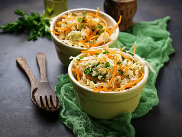 Jak zrobić dietetyczną surówkę z kapusty pekińskiej - przepis dla osób na diecie