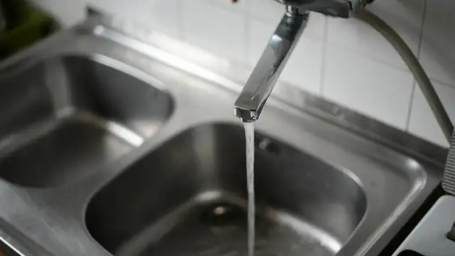 Zupa na ciepłej wodzie z kranu? Ekspertka ostrzega: to błąd!