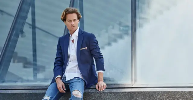 Jaka koszula do granatowej marynarki – unikaj modowych wpadek