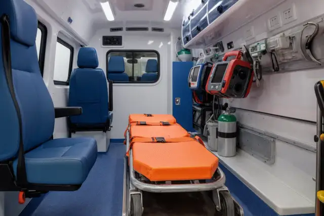 Transport medyczny: ile zapłacisz? NFZ czy prywatnie?